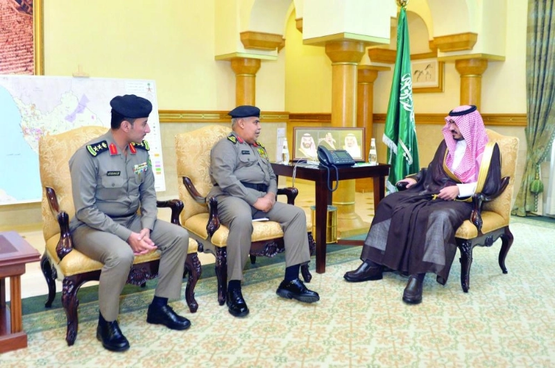 بدر بن سلطان لدى تسلمه تقرير مرور العاصمة المقدسة