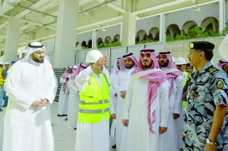 بدر بن سلطان خلال تفقده سير أعمال التوسعة السعودية الثالثة (مكة)