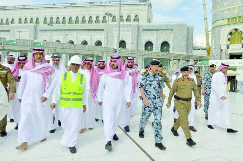 بدر بن سلطان خلال تفقده سير أعمال التوسعة السعودية الثالثة (مكة)