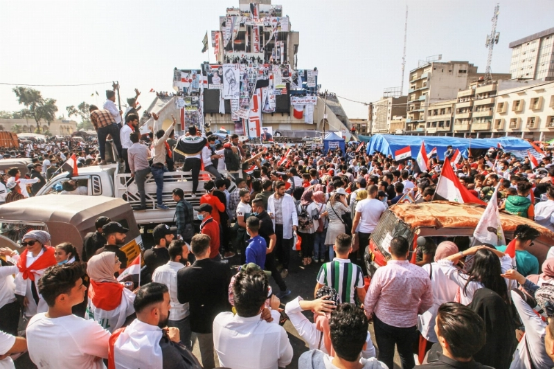 حشود عراقية ترفض التدخل الإيراني (د ب أ)
