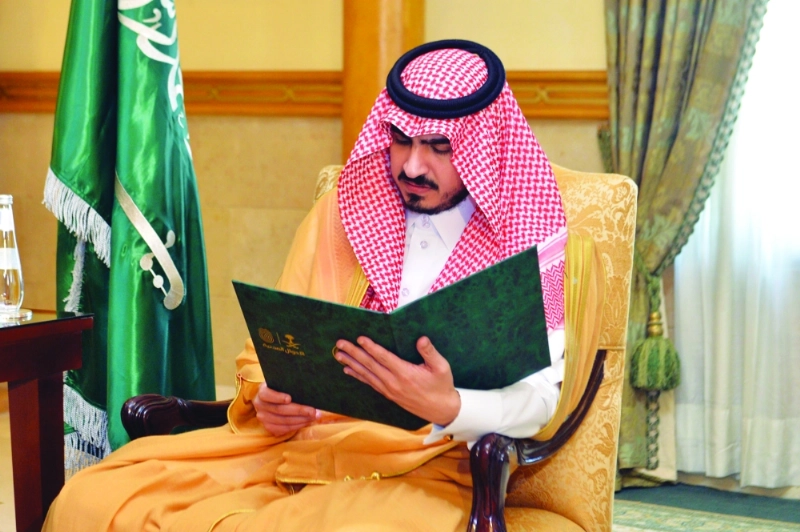 بدر بن سلطان لدى تسلمه التقرير (مكة)