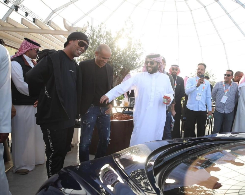رونالدينهو أول مشترٍ في مزاد معرض الرياض للسيارات