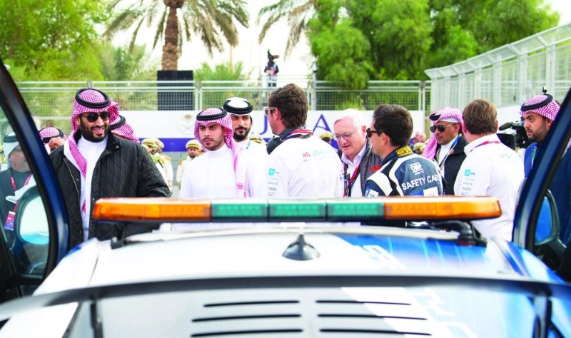 الأمير محمد بن سلمان لدى رعايته انطلاقة فورمولا إي للسيارات الكهربائية بالدرعية أمس (واس)