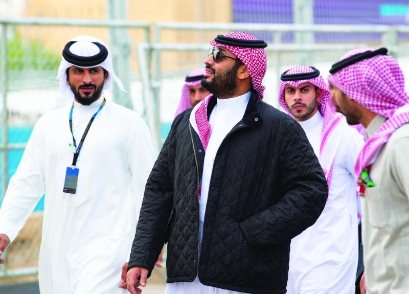 الأمير محمد بن سلمان لدى رعايته انطلاقة فورمولا إي للسيارات الكهربائية بالدرعية أمس (واس)