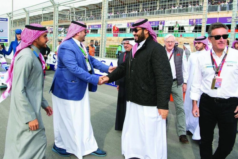 الأمير محمد بن سلمان لدى رعايته انطلاقة فورمولا إي للسيارات الكهربائية بالدرعية أمس (واس)