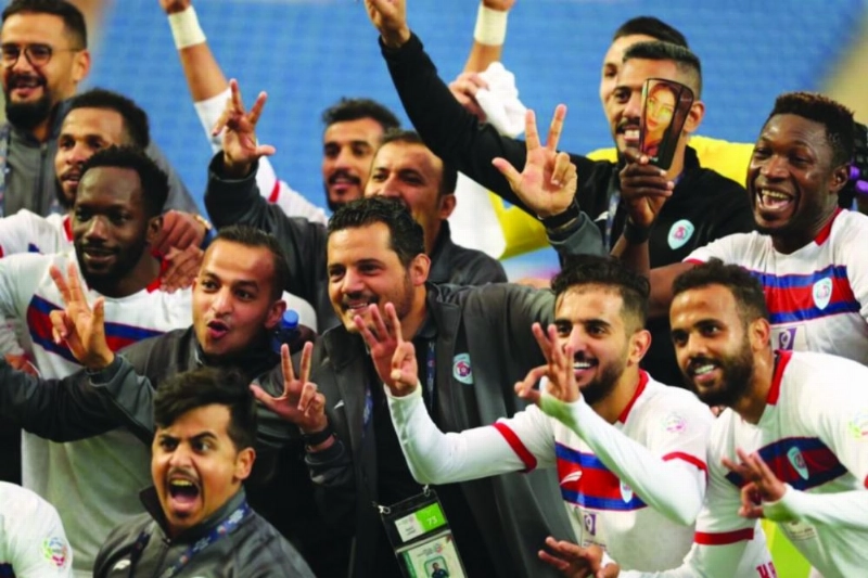 لاعبو أبها يحتفلون بعد الفوز (الدوري السعودي)