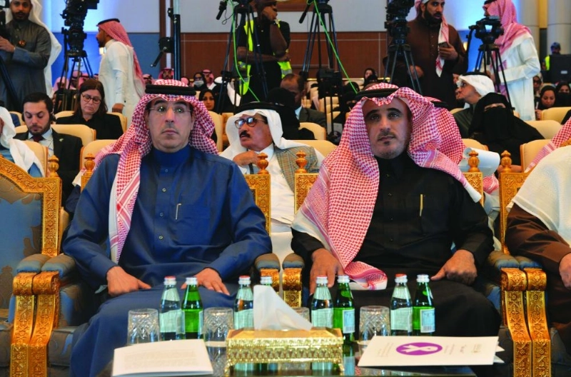 عواد العواد خلال افتتاحه الندوة أمس (مكة)