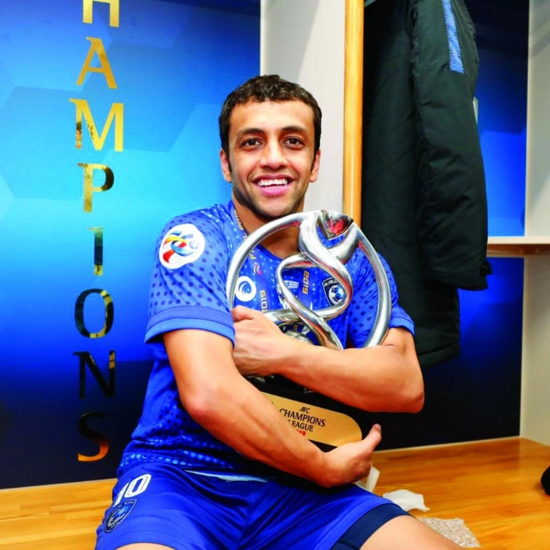 محمد الشلهوب محتضنا كأس البطولة (إعلامي الهلال)