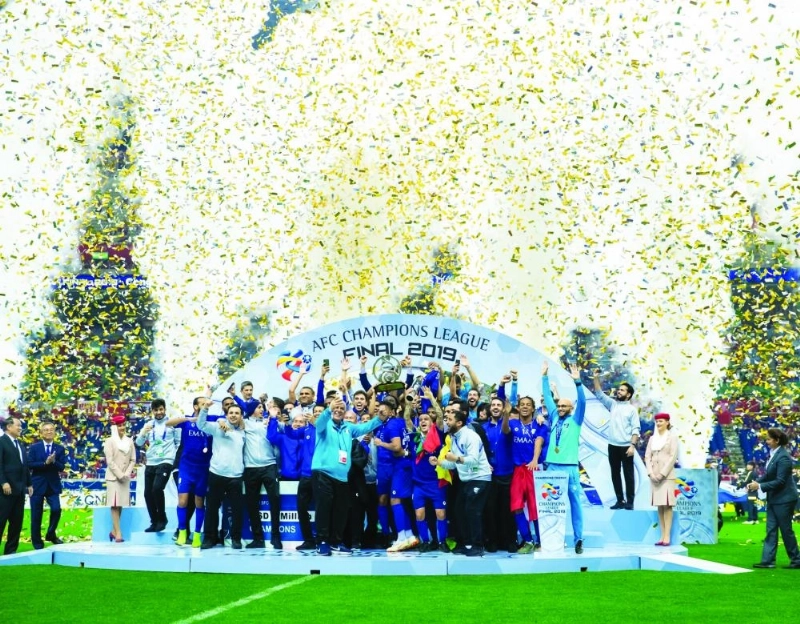85فريق الهلال في منصة التتويج بملعب سايتاما (إعلامي الهلال)