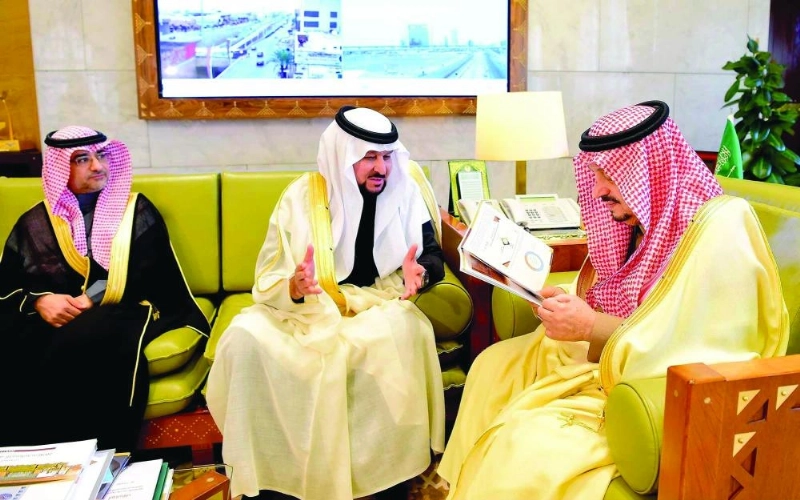 فيصل بن بندر خلال استقباله عبدالعزيز الحامد (واس)