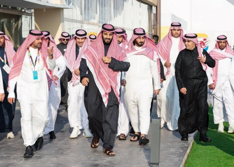 ولي العهد لدى زيارته المعرض (بندر الجلعود)