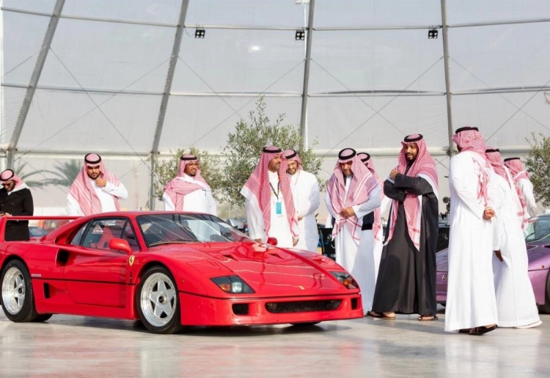 الأمير محمد بن سلمان لدى زيارته معرض الرياض للسيارات (بندر الجلعود)