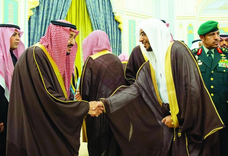 الملك سلمان لدى استقباله الأمراء والمفتي والعلماء وجمعا من المواطنين (واس)