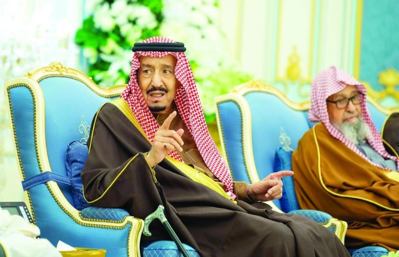 الملك سلمان لدى استقباله الأمراء والمفتي والعلماء وجمعا من المواطنين (واس)