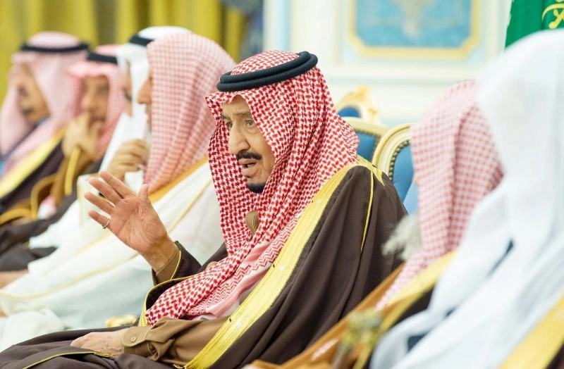 الملك سلمان لدى استقباله الأمراء والمفتي والعلماء وجمعا من المواطنين (واس)