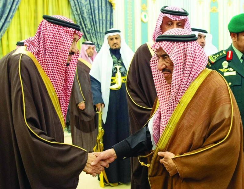 الملك سلمان لدى استقباله الأمراء والمفتي والعلماء وجمعا من المواطنين (واس)