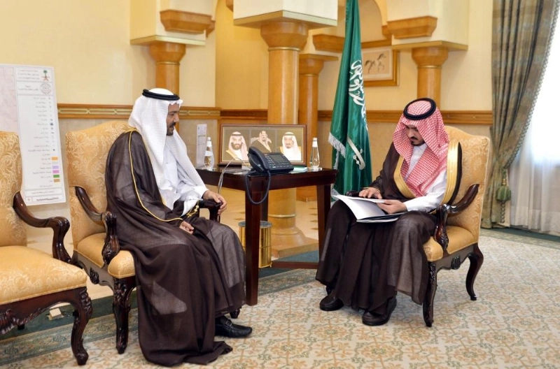 بدر بن سلطان مطلعا على التقرير السنوي للتدريب التقني بالمنطقة (مكة)