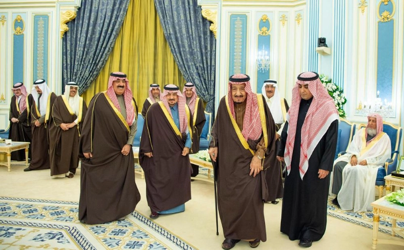 خادم الحرمين يستقبل الأمراء والمفتي والعلماء وجمعا من المواطنين (واس)
