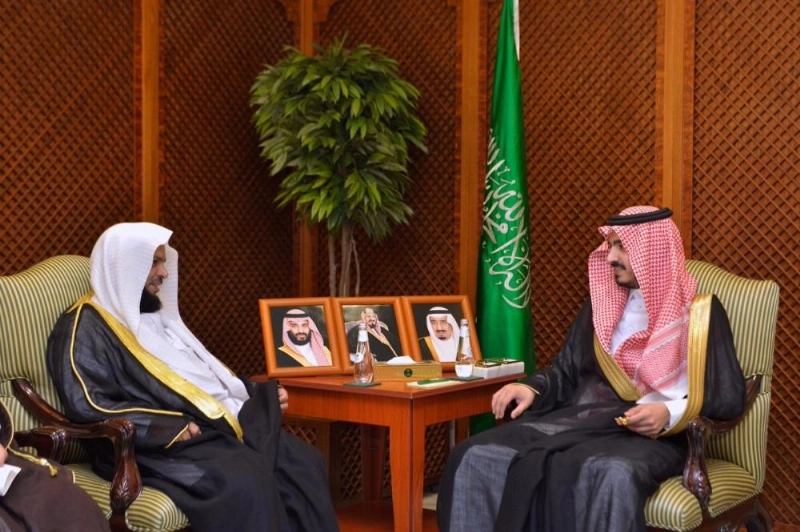 بدر بن سلطان لدى استقباله سليمان الرهيف (واس)