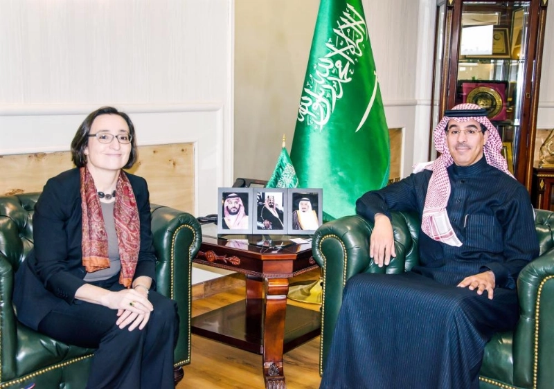 عواد العواد خلال استقباله دومنيك مينور (واس)