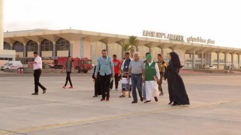 مسافرون خلال وصولهم أمس إلى مطار الريان في حضرموت (مكة)