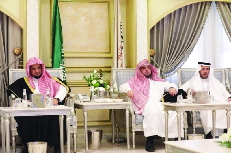 سعود المعجب خلال ترؤسه اجتماع رؤساء فروع النيابة العامة (مكة)