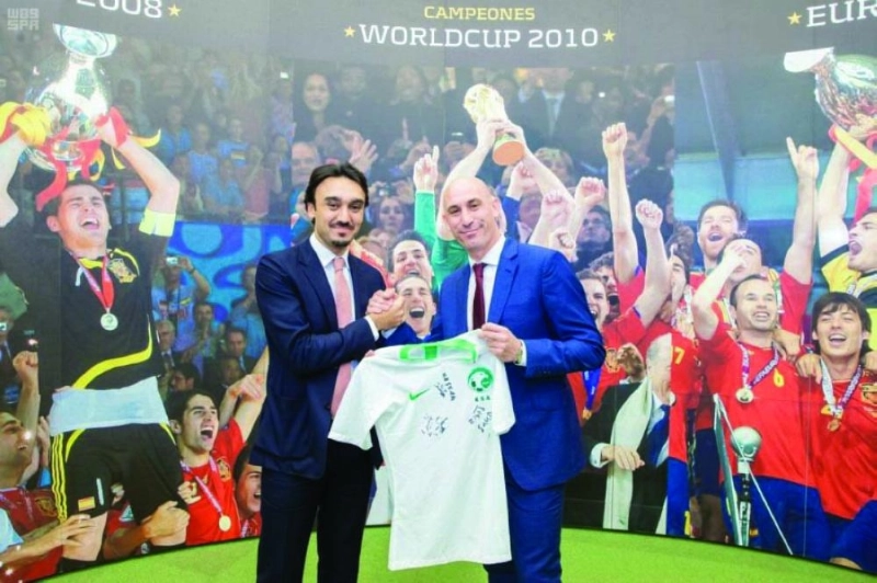 رئيس هيئة الرياضة السعودية ورئيس اتحاد القدم الإسباني لدى الاتفاق (واس)
