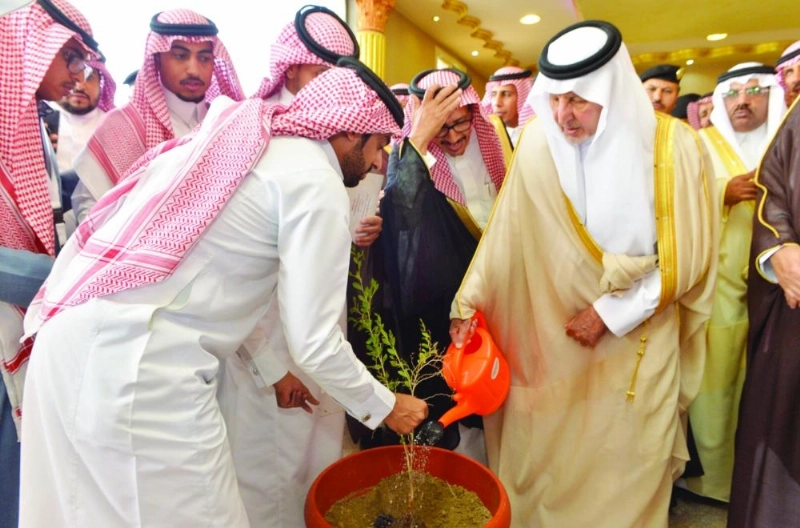 خالد الفيصل يسقي غرسة خلال تدشين المشاريع (مكة)