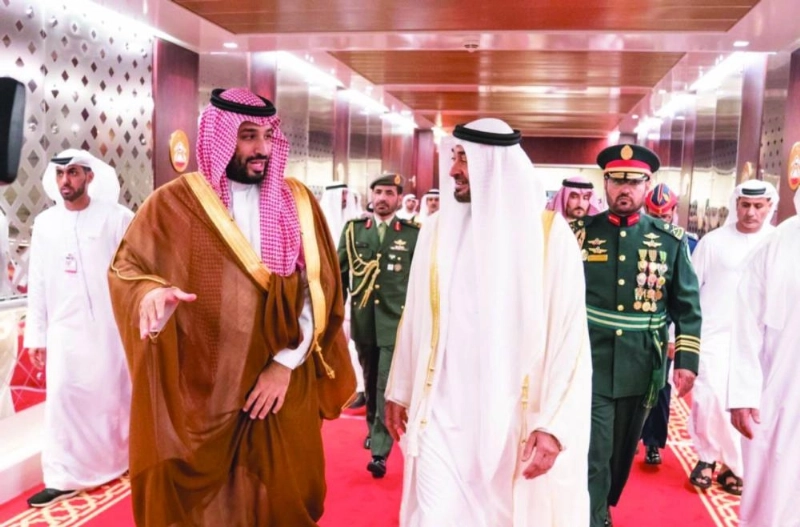 الأمير محمد بن سلمان والشيخ محمد بن زايد خلال مراسم الاستقبال الرسمية في قصر الوطن بأبوظبي أمس (واس)