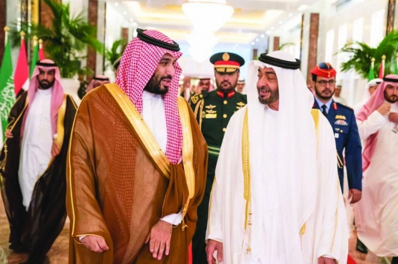 الأمير محمد بن سلمان والشيخ محمد بن زايد خلال مراسم الاستقبال الرسمية في قصر الوطن بأبوظبي أمس (واس)