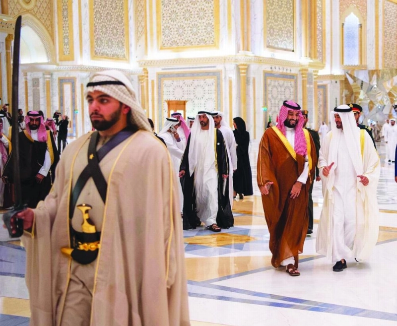 الأمير محمد بن سلمان والشيخ محمد بن زايد خلال مراسم الاستقبال الرسمية في قصر الوطن بأبوظبي أمس (واس)
