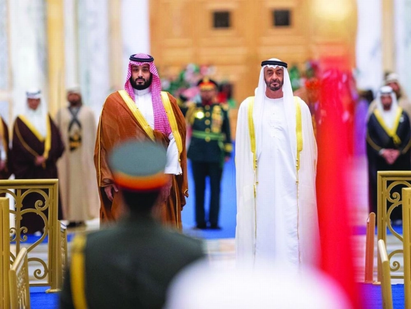 الأمير محمد بن سلمان والشيخ محمد بن زايد خلال مراسم الاستقبال الرسمية في قصر الوطن بأبوظبي أمس (واس)