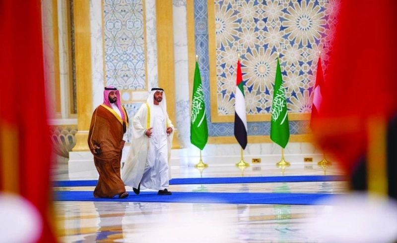 الأمير محمد بن سلمان والشيخ محمد بن زايد خلال مراسم الاستقبال الرسمية في قصر الوطن بأبوظبي أمس (واس)