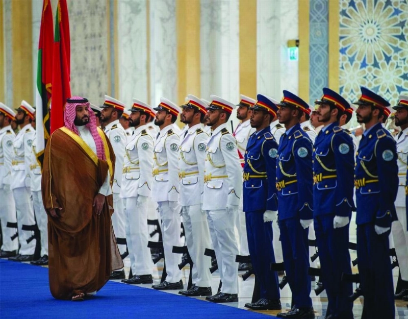 الأمير محمد بن سلمان والشيخ محمد بن زايد خلال مراسم الاستقبال الرسمية في قصر الوطن بأبوظبي أمس (واس)