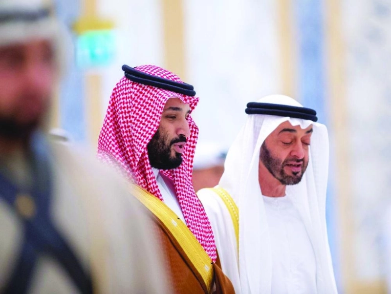الأمير محمد بن سلمان والشيخ محمد بن زايد خلال مراسم الاستقبال الرسمية في قصر الوطن بأبوظبي أمس (واس)