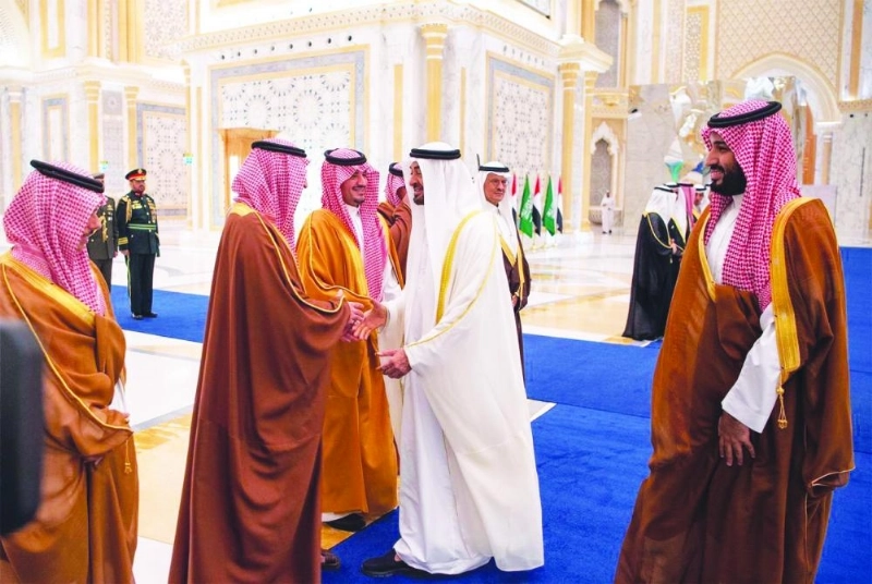 الأمير محمد بن سلمان والشيخ محمد بن زايد خلال مراسم الاستقبال الرسمية في قصر الوطن بأبوظبي أمس (واس)