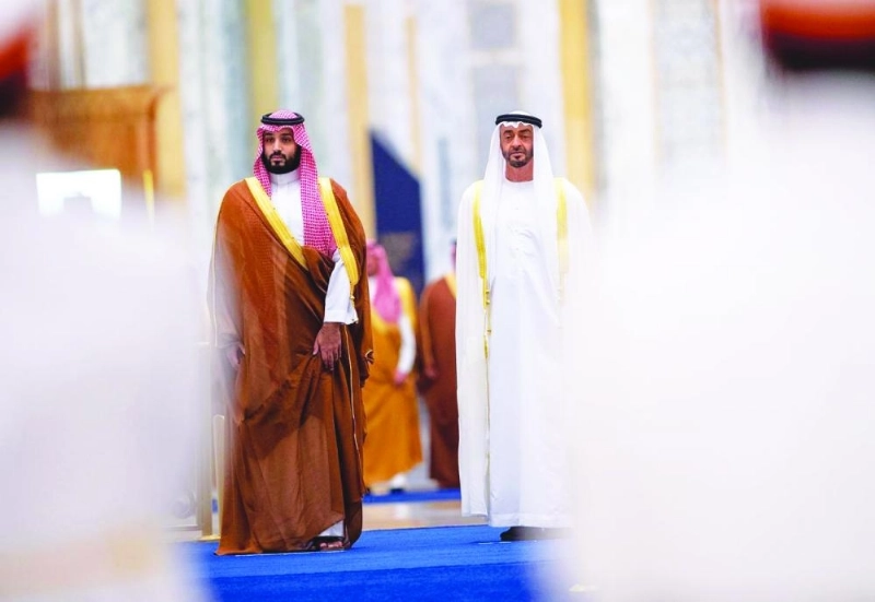 الأمير محمد بن سلمان والشيخ محمد بن زايد خلال مراسم الاستقبال الرسمية في قصر الوطن بأبوظبي أمس (واس)