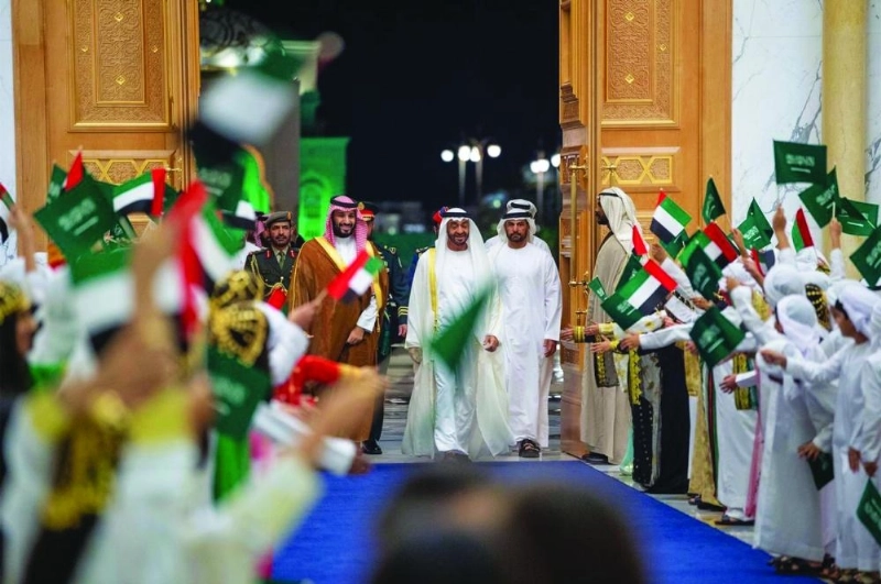 الأمير محمد بن سلمان والشيخ محمد بن زايد خلال مراسم الاستقبال الرسمية في قصر الوطن بأبوظبي أمس (واس)
