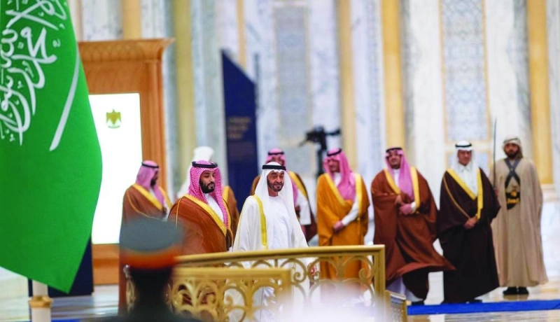 الأمير محمد بن سلمان والشيخ محمد بن زايد خلال مراسم الاستقبال الرسمية في قصر الوطن بأبوظبي أمس (واس)
