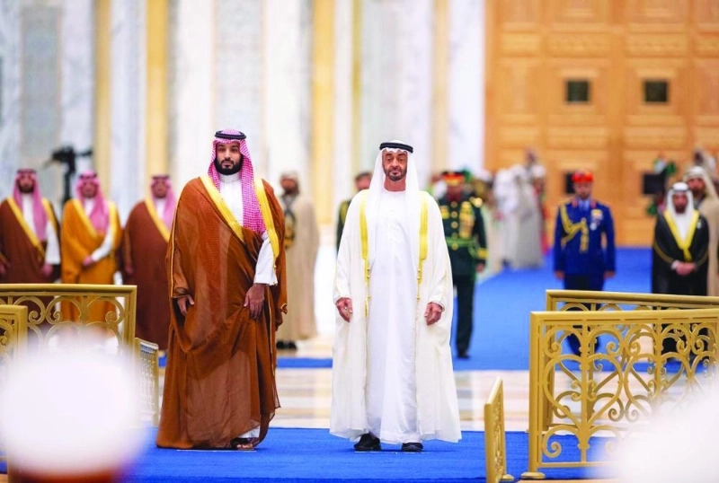 الأمير محمد بن سلمان والشيخ محمد بن زايد خلال مراسم الاستقبال الرسمية في قصر الوطن بأبوظبي أمس (واس)