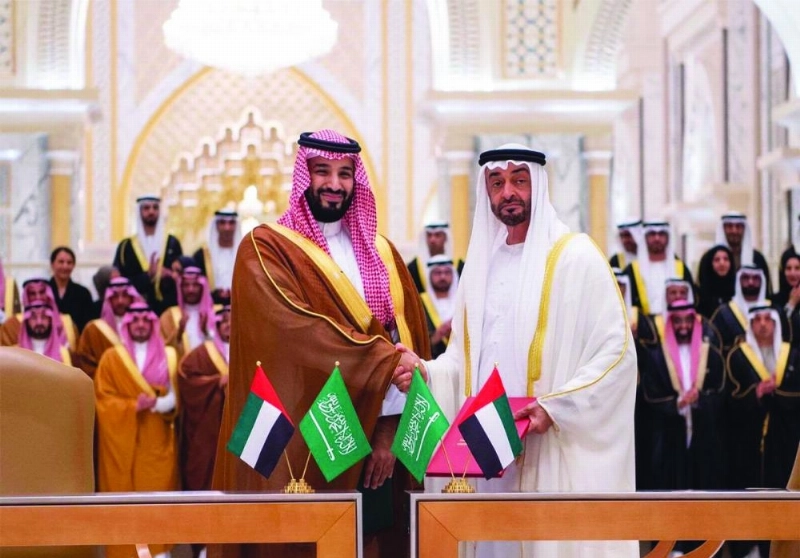 الأمير محمد بن سلمان والشيخ محمد بن زايد خلال مراسم الاستقبال الرسمية في قصر الوطن بأبوظبي أمس (واس)