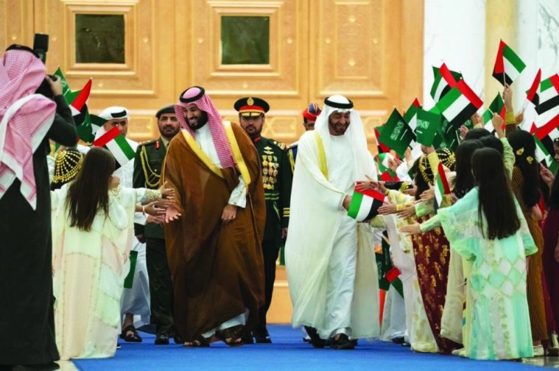 الأمير محمد بن سلمان والشيخ محمد بن زايد خلال مراسم الاستقبال الرسمية في قصر الوطن بأبو ظبي (وام)