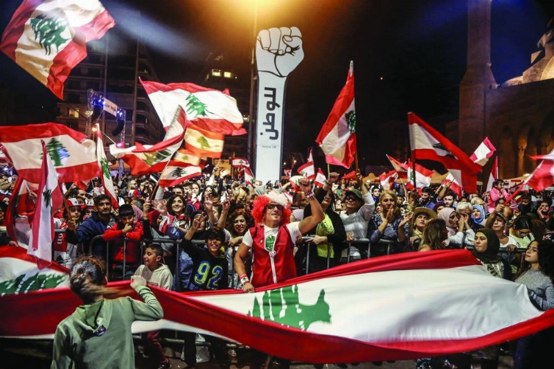 متظاهرون يلوحون بالأعلام وسط بيروت (د ب أ)