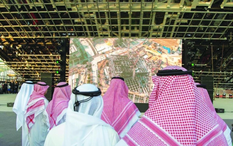 الأمير محمد بن سلمان لدى زيارته معرض إكسبو 2020 في دبي أمس (واس)