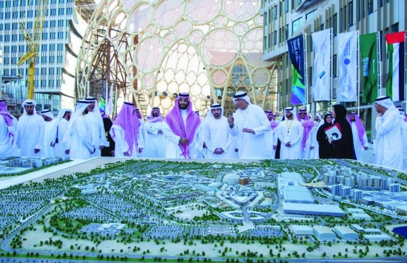 الأمير محمد بن سلمان لدى زيارته معرض إكسبو 2020 في دبي أمس (واس)