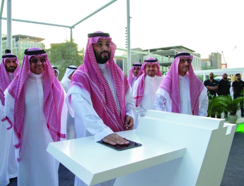 الأمير محمد بن سلمان لدى زيارته معرض إكسبو 2020 في دبي أمس (واس)