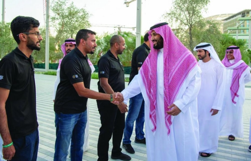الأمير محمد بن سلمان لدى زيارته معرض إكسبو 2020 في دبي أمس (واس)