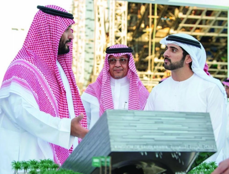 الأمير محمد بن سلمان لدى زيارته معرض إكسبو 2020 في دبي أمس (واس)