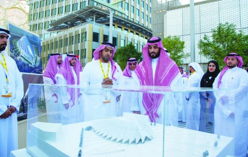 الأمير محمد بن سلمان لدى زيارته معرض إكسبو 2020 في دبي أمس (واس)