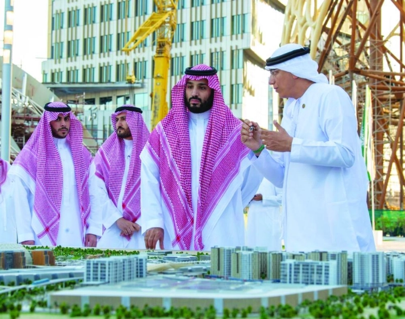 الأمير محمد بن سلمان لدى زيارته معرض إكسبو 2020 في دبي أمس (واس)